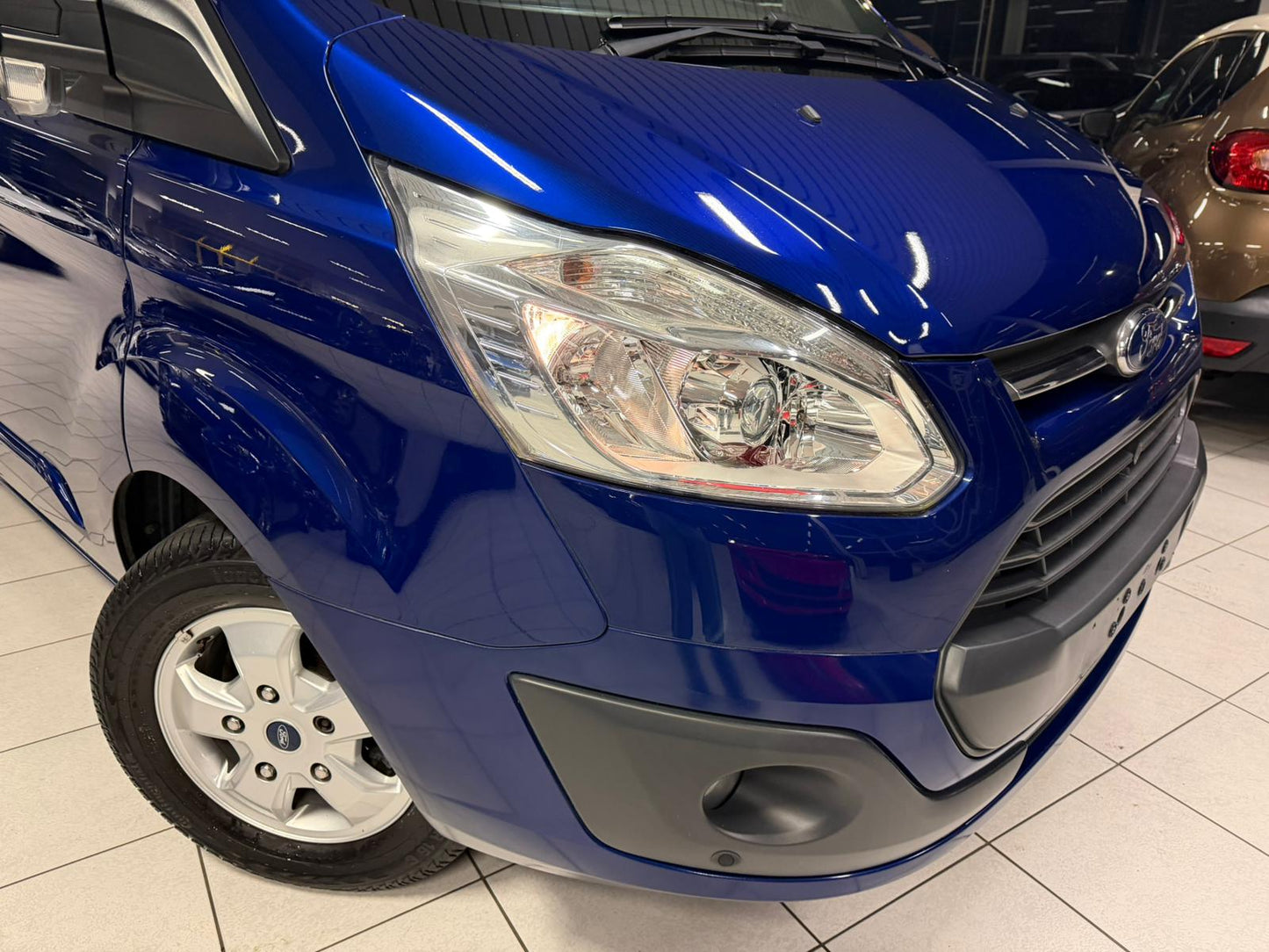 Ford Transit Custom Automatique Utilitaire Long-Chassis 2.0D 125kW Euro 6b